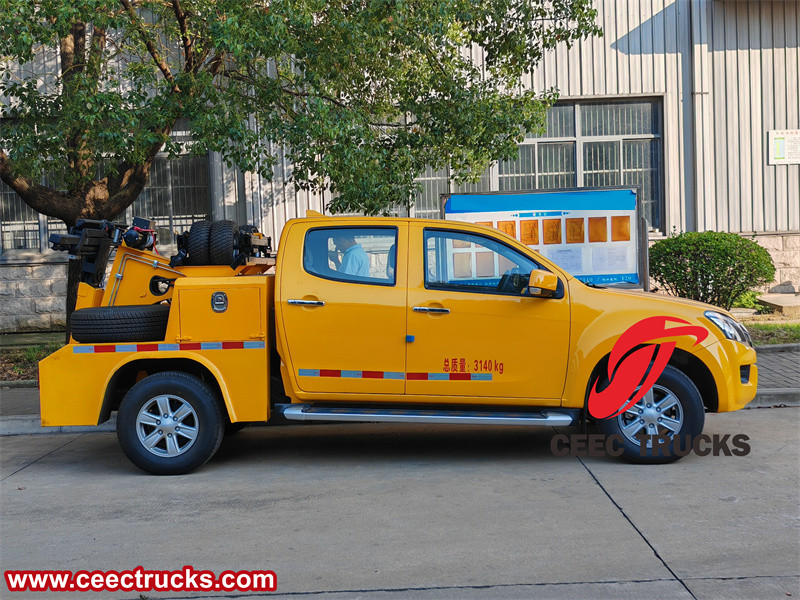 Isuzu 4x4 off road pickup tow truck