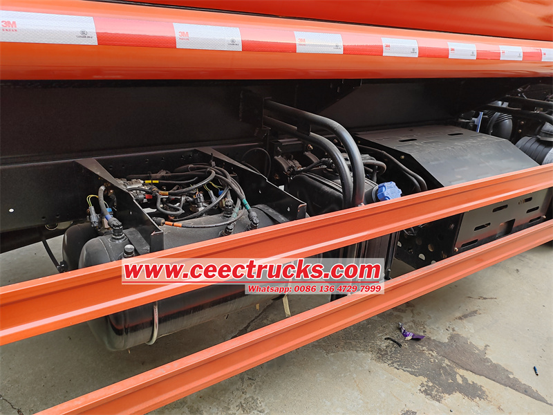 Isuzu ELF 6x4 10CBM fuel tank truck