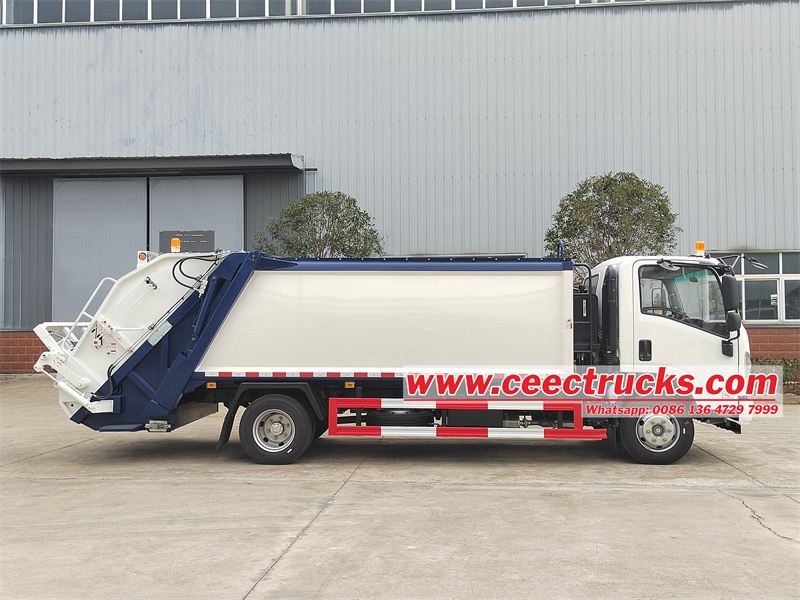 Isuzu ELF 700P waste collection vehicle