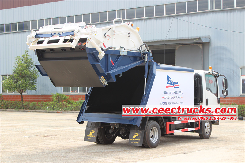 Isuzu 700P 4x2 rear loading garbage truck