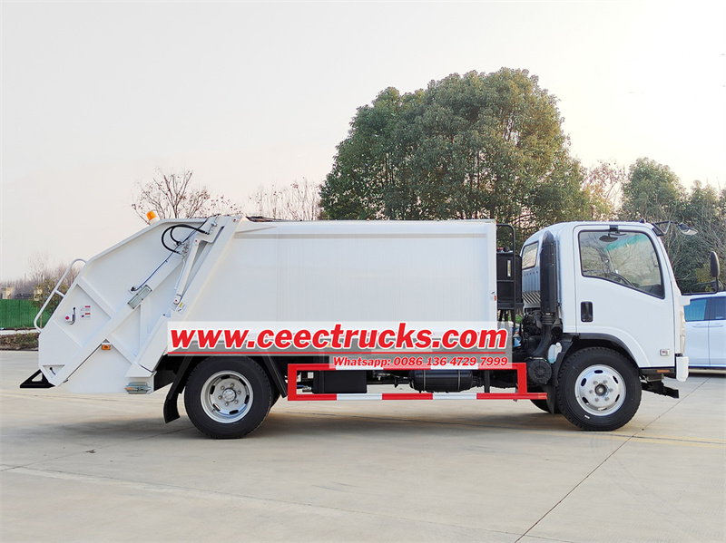 Isuzu 8 cbm rear loader recycling truck