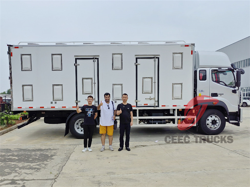 Saudi Arabia client visiting for purchasing ISUZU Giga refrigerator truck