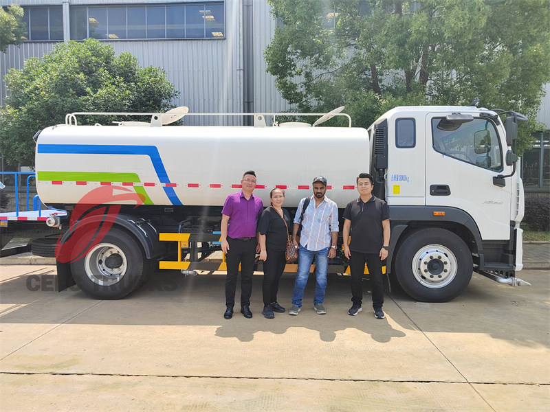 Oman customer visiting for purchasing ISUZU GIGA potable water truck